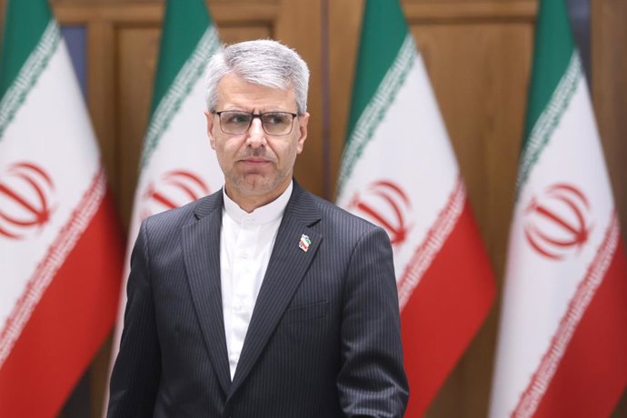 Archivo - Arquivo - 15 de abril de 2026, Teerã, Irã: Esmail Baghaei Hamaneh, atual porta-voz do Ministério das Relações Exteriores, durante sua coletiva de imprensa semanal.