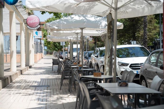 Archivo - Una terraza vacía en Badajoz en un día de calor