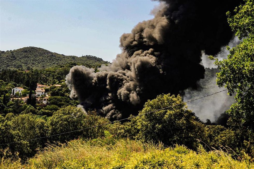 Vista del incendio en el patio de una nave industrial este jueves en Òrrius (Barcelona)