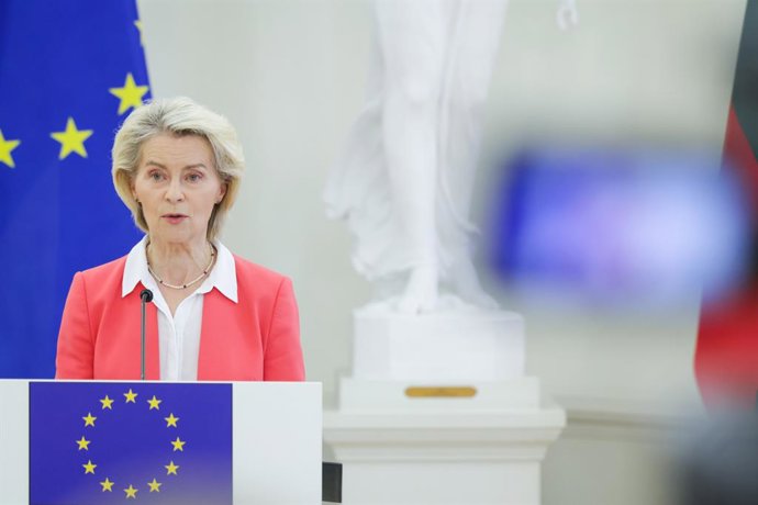 FOTO - 26 de maio de 2026, Lituânia, Vilnius: A presidente da Comissão Europeia, Ursula von der Leyen, discursa durante uma coletiva de imprensa conjunta com o presidente da Letônia, Edgars Rinkevics, o presidente da Lituânia, Gitanas Nauseda, e o preside
