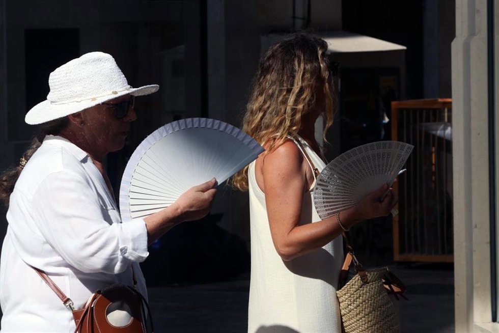 Archivo - Viandantes soportan las altas temperaturas por las calles de Málaga, A 12 de agosto de 2025 en Málaga, Andalucía (España). 