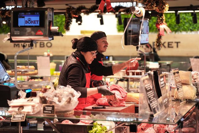 Archivo - Compras navideñas de última hora, en el Mercado de la Boquería, a 23 de diciembre de 2025, en Barcelona, Catalunya (España). La Organización de Consumidores y Usuarios (OCU) advierte en su último informe que los precios de los alimentos más habi