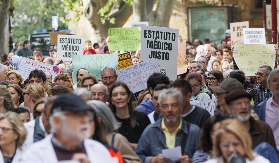 Varias personas con pancartas durante la manifestación convocada por el Sindicato Médico ante la situación de la sanidad