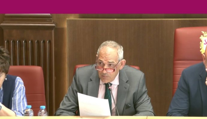 El portavoz del Grupo Socialista en el Ayuntamiento de León, Vicente Canuria, durante el pleno ordinario celebrado este viernes.