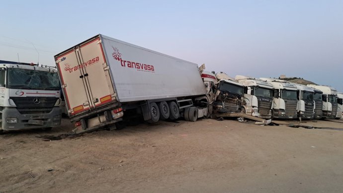 Imagen del vehículo articulado accidentado en Monzón