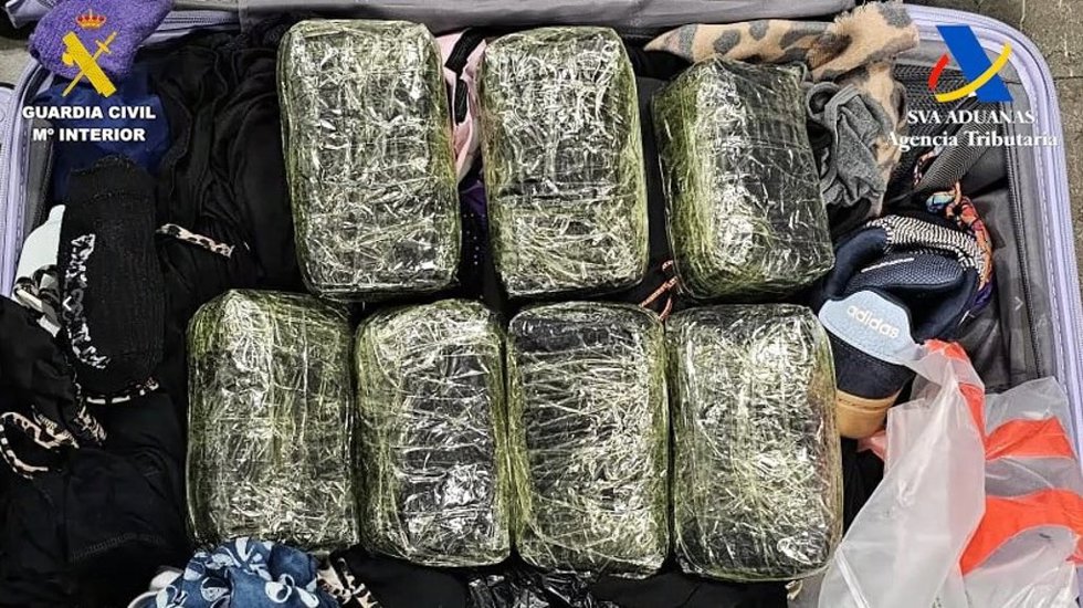 Fardos de cocaína en una maleta incautada en el aeropuerto Adolfo Suárez Madrid-Barajas