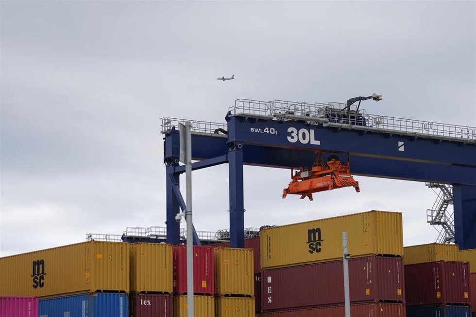 Archivo - Contenedores de exportación en el Puerto de Barcelona