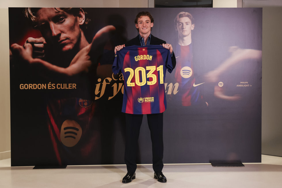 Anthony Gordon firma como nuevo jugador del FC Barcelona