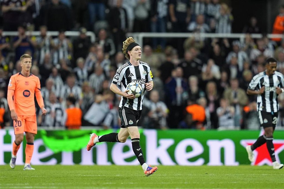 Archivo - Anthony Gordon celebra un gol con el Newcastle United ante el FC Barcelona en un partido de la Liga de Campeones disputado en St James’ Park el 18 de septiembre de 2025