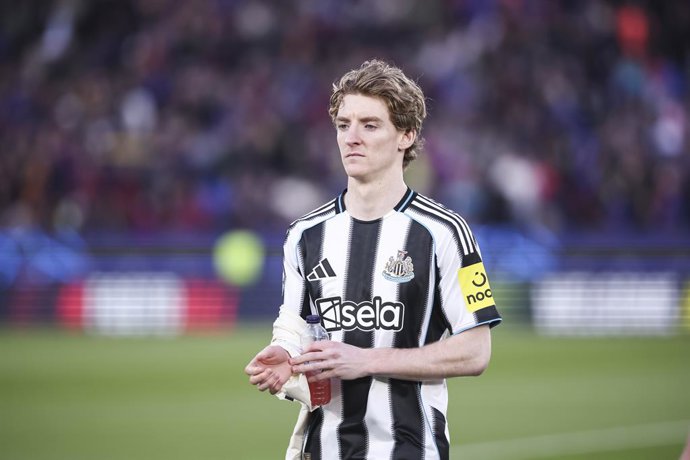 Archivo - Arquivo - Anthony Gordon, do Newcastle United, observa durante a segunda partida das oitavas de final da Liga dos Campeões da UEFA 2025/26, jogo de futebol disputado entre o FC Barcelona e o Newcastle United no estádio Spotify Camp Nou, em 18 de