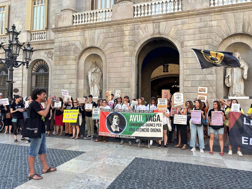 Manifestación de trabajadores municipales ante el Ayuntamiento de Barcelona