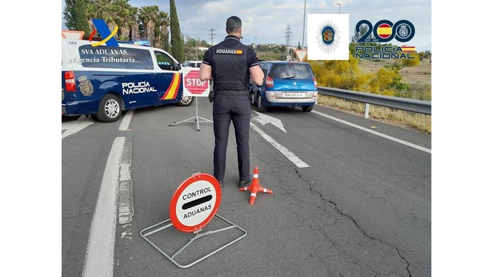 Archivo - La Agencia Tributaria, Policía Nacional y Policía Local de Cáceres organizan dispositivos de vigilancia en Cáceres los días 30 de abril y 7 de mayo para detectar la tenencia y tráfico de drogas, tabaco y objetos de contrabando.