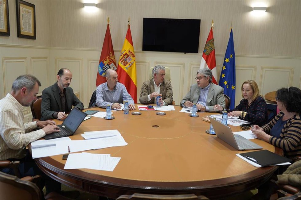 El diputado de Cultura, Chema Bravo (centro), junto a Juan Manuel de Prada y el resto del prejurado, durante la reunión de selección de las obras finalistas.