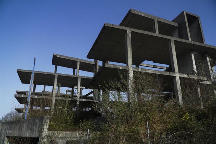 Archivo - Promoción de edificios paralizada, a 17 de marzo de 2026, en Bañobre, Miño, A Coruña, Galicia (España). Las medidas puestas en marcha por la Xunta para facilitar que edificaciones sin terminar se reactiven "están dando resultados", según los pro