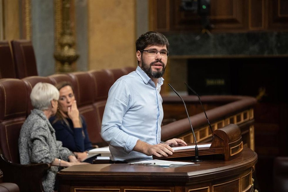 Archivo - El diputado de Sumar Lander Martínez interviene durante una sesión plenaria en el Congreso 