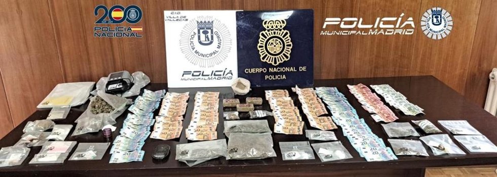 Droga y dinero en efectivo incautado en un narcopiso de Villa de Vallecas