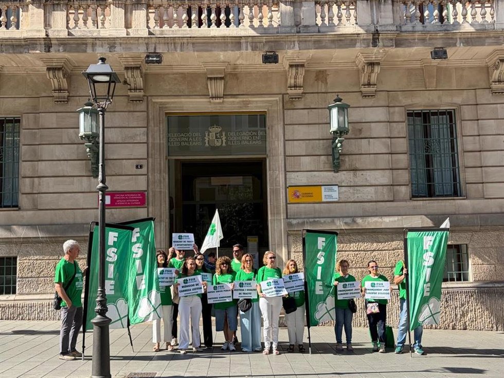 Concentración sindical del FSIE frente a la Delegación del Gobierno en Baleares.