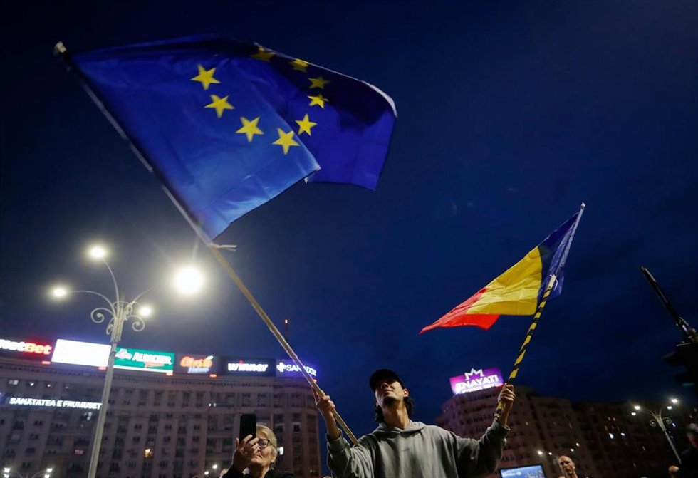 Archivo - Bandera de la UE y de Rumania en una manifestación en el país. 