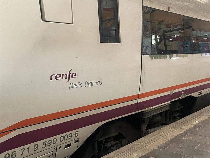 Archivo - Delicias, tren, AVE, Cercanias, via tren, estación, RENFE, vagón tren, media distancia,