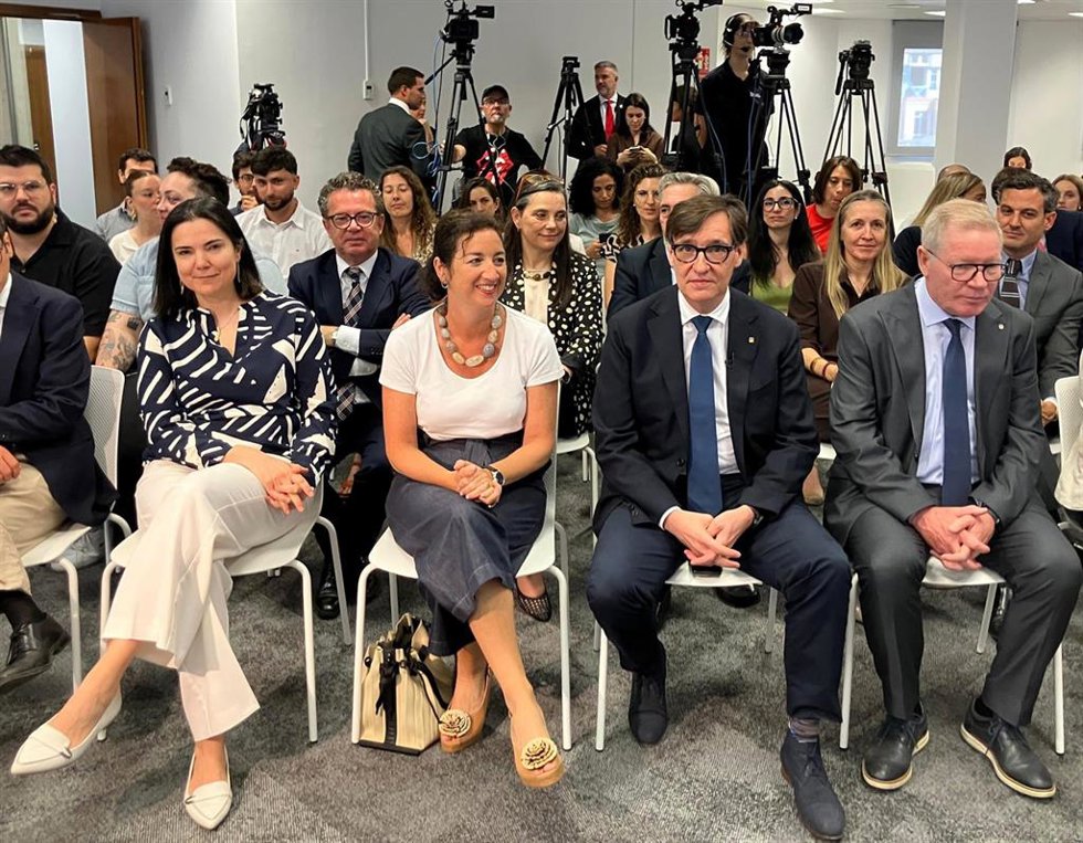 La consejera delegada de ICF, Vanessa Servera; la consellera de Economía, Alicia Romero; el presidente de la Generalitat, Salvador Illa, y el presidente del ICF, Juli Fernández