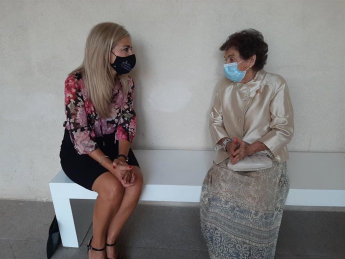 La consejera de Cultura, Patricia del Pozo, con Carmen Laffón. Imagen de archivo.