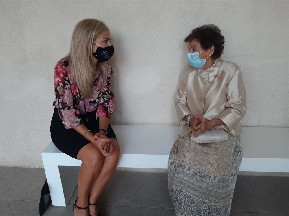 La consejera de Cultura, Patricia del Pozo, con Carmen Laffón. Imagen de archivo.