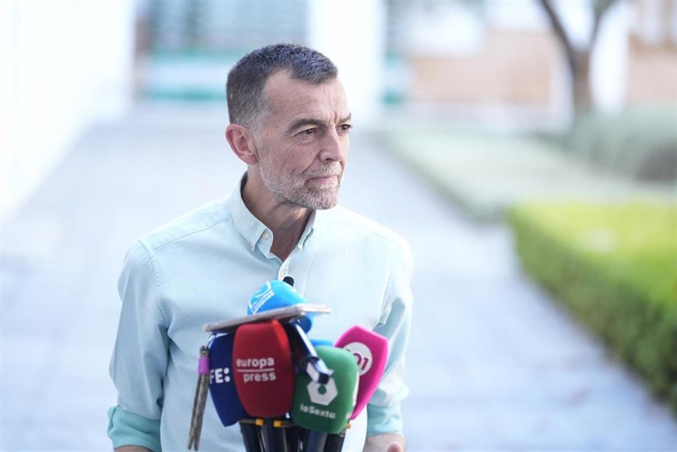 El candidato de la coalición Por Andalucía, Antonio Maíllo, ofrece una rueda de prensa sobre asuntos de actualidad en el patio de prensa del Parlamento Andaluz. 
