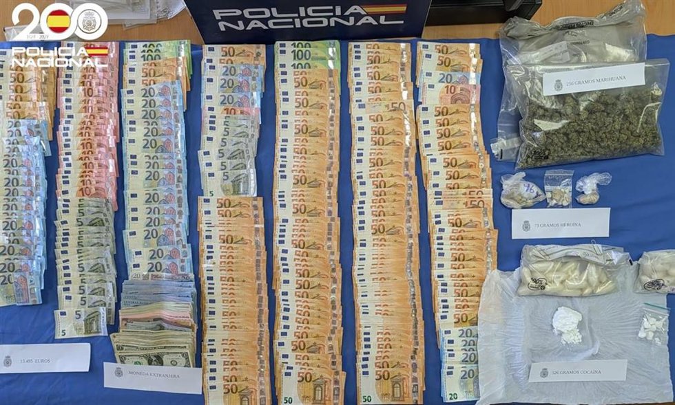 Dinero y drogas intervenidos.