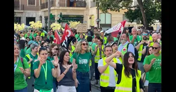 Docents demanen no dilatar la negociació: "Ningú fa vaga per esport, portem tres setmanes lluitant per dignitat"