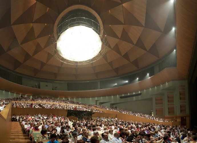 Archivo - Imagen del interior del Teatro de la Maestranza de Sevilla.