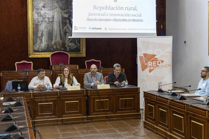 La delegada de Desarrollo Tecnológico, Transformación Digital y Juventud de la Diputación, Sara Alguacil, interviene en la jornada técnica 'Repoblación rural, juventud e innovación social'.