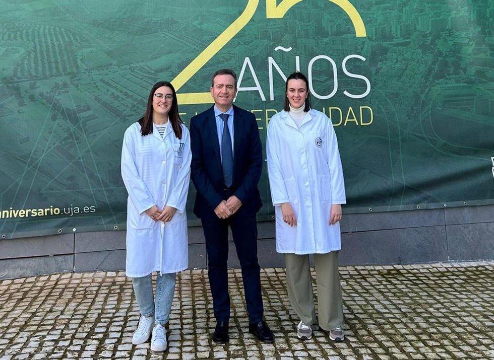 El responsable del proyecto, Ruperto Bermejo (c), junto a las investigadoras María del Carmen Murillo y María del Carmen Hurtado.