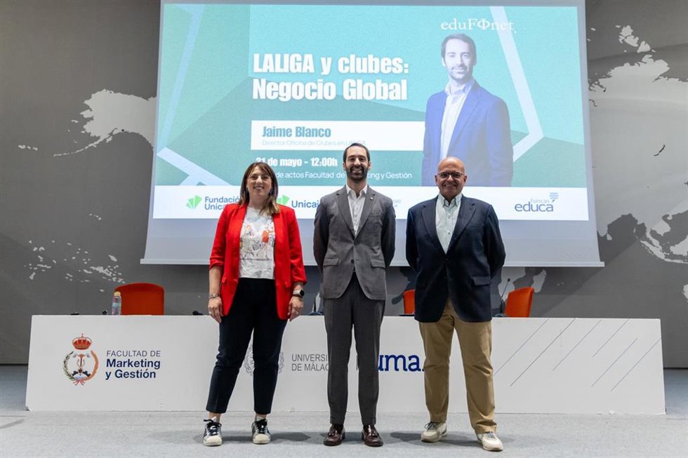 María del Mar Molina, miembro del equipo del Proyecto Edufinet; Jaime Blanco, director de la Oficina de Clubes en LALIGA,  y Daniel Ruiz, secretario académico de la Facultad de Marketing y Gestión de la UMA