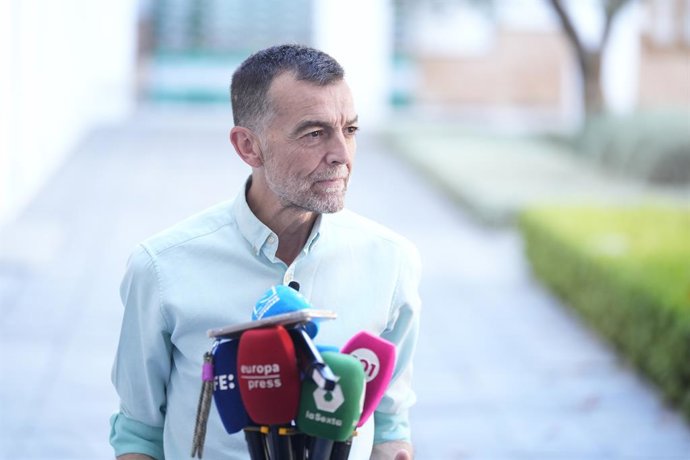 O candidato da coalizão Por Andaluzia, Antonio Maíllo, dá uma entrevista coletiva sobre assuntos de atualidade no pátio de imprensa do Parlamento da Andaluzia. Em 27 de maio de 2026, em Sevilha (Andaluzia, Espanha). Antonio Maíllo pediu nesta quarta-feira