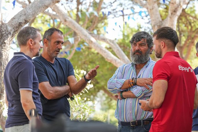 Archivo - El piragüistica Joan Toni Moreno y el vicepresidente segundo del Consell de Mallorca, Pedro Bestard, durante su visita a la clausura del Acampaesport 2024.