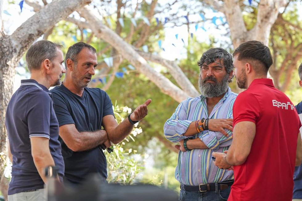 Archivo - El piragüistica Joan Toni Moreno y el vicepresidente segundo del Consell de Mallorca, Pedro Bestard, durante su visita a la clausura del Acampaesport 2024.