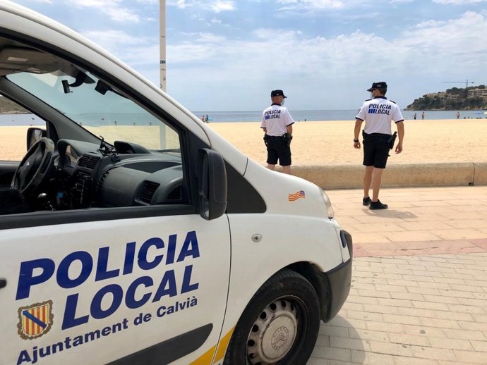 Archivo - Una patrulla de la Policía Local de Calvià en una de las playas del municipio.