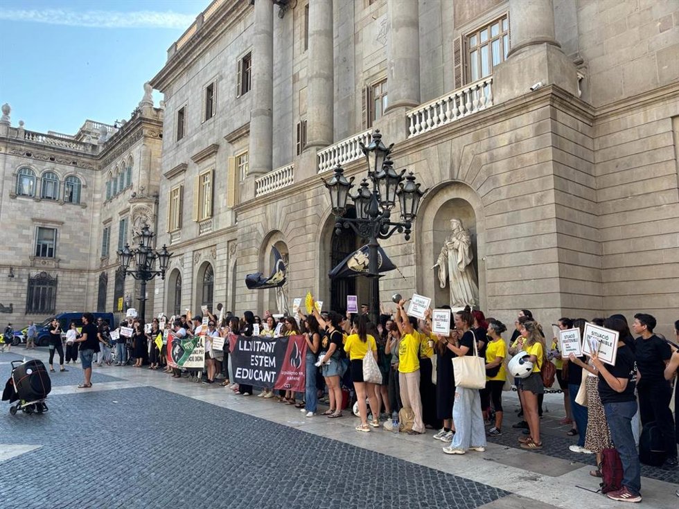 Protesta de trabajadores municipales ante el Ayuntamiento de Barcelona