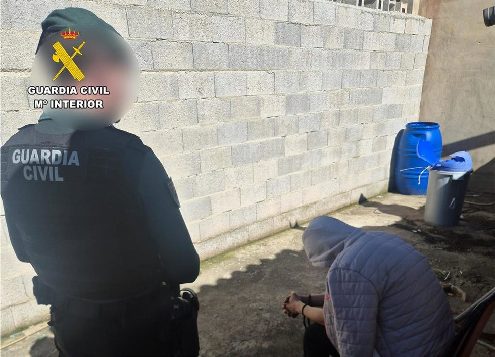 Un agente de la Guardia Civil junto a uno de los detenidos en la operación 'Battuto'