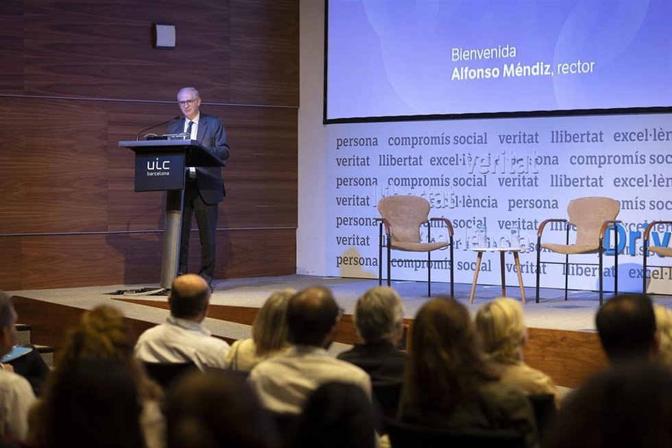 El rector Alfonso Méndiz durante el acto del aniversario