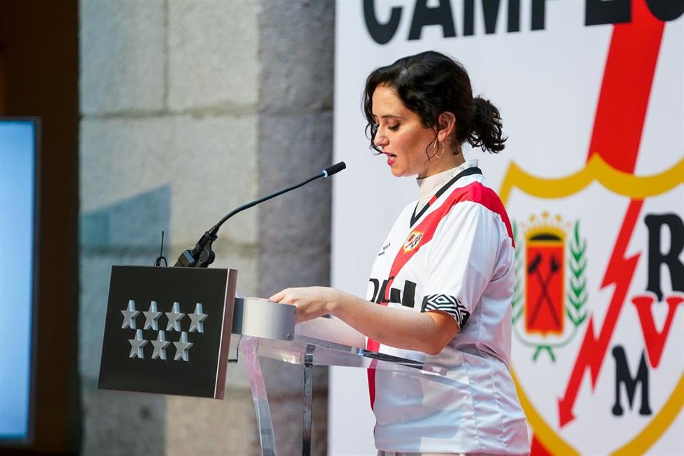 Archivo - La presidenta de Madrid, Isabel Díaz Ayuso, durante el recibimiento en el Ayuntamiento al Club de Fútbol Rayo Vallecano de Madrid recién ascendido a Primera División en 2021