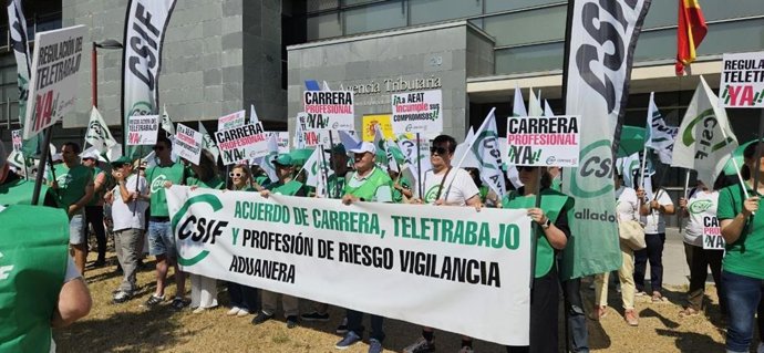 Más de un centenar de trabajadores se concentra ante la Delegación Especial de la AEAT en Valladolid para reclamar mejores laborales