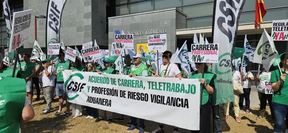 Más de un centenar de trabajadores se concentra ante la Delegación Especial de la AEAT en Valladolid para reclamar mejores laborales