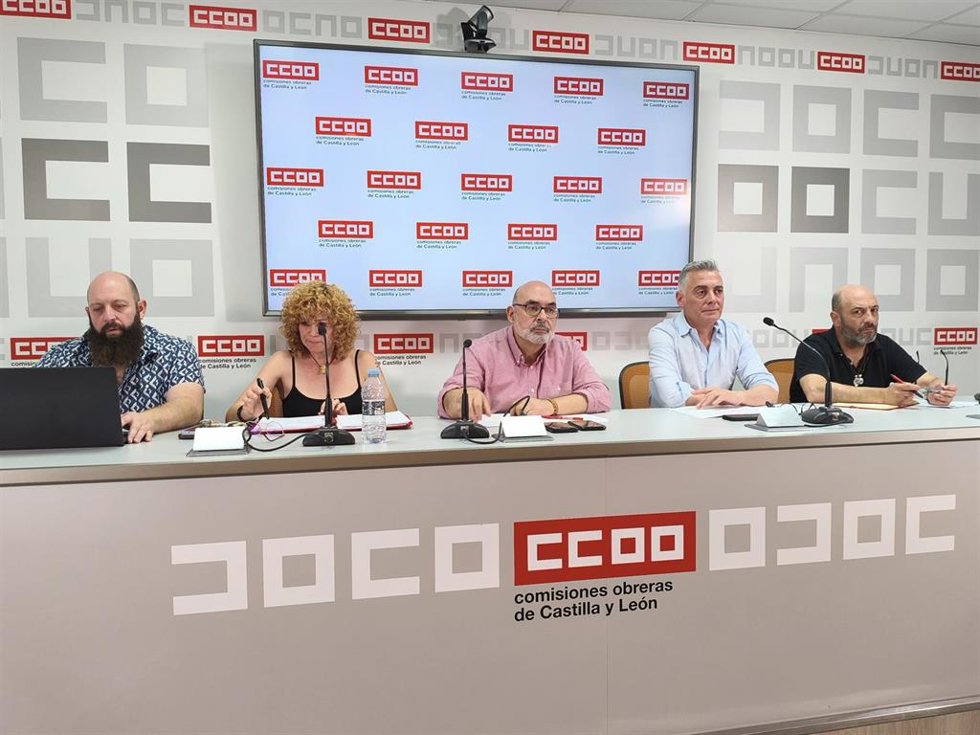 Responsables de CCOO en una rueda de prensa sobre el bloqueo de la negociación colectiva en el sector del transporte por carretera.