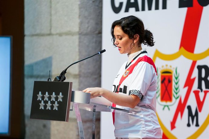 Archivo - La presidenta de Madrid, Isabel Díaz Ayuso, durante el recibimiento en el Ayuntamiento al Club de Fútbol Rayo Vallecano de Madrid recién ascendido a Primera División, a 22 de junio de 2021, en la Real Casa de Correos, Madrid, (España). Los jugad