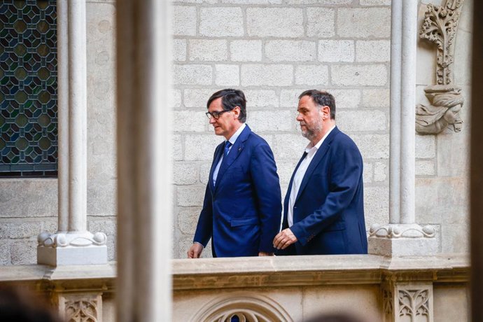 El president de la Generalitat, Salvador Illa, i el president d'ERC, Oriol Junqueras