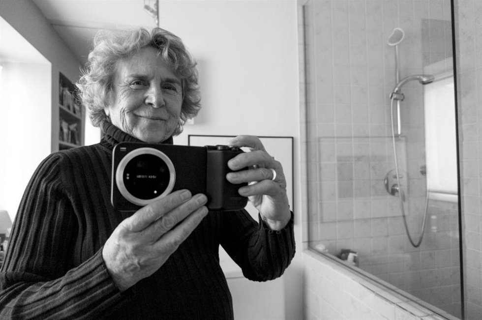 Autorretrato de la fotógrafa Isabel Azkarate con un móvil Xiaomi