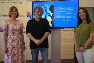 La diputada de Promoción Provincial, Magdalena Rodríguez); el coordinador de 'Arte en la Naturaleza', Christian Martín; y la concejal de Cultura de Espirdo, Eva María Zorzo.