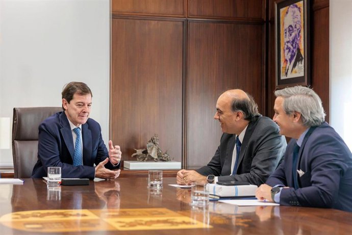 Fernández Mañueco recibe en la sede de la Junta al embajador de Argentina en España