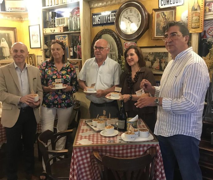 La consejera municipal Cultura y Turismo de Zaragoza, Sara Fernández; el presidente de Horeca Restaurantes, José María Lasheras; y el  presidente de la Asociación de Cafés y Bastes, José María Lasheras, presentan Gastrogarnacha